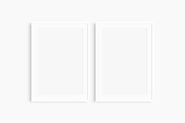 Çerçeve modeli 5x7, 50x70, A4, A3, A2, A1. İki tane ince beyaz çerçeve. Galeri duvarı maketi, 2 kare set. Temiz, modern, minimalist, parlak. Portre. Dikey. Passepartout / mat açılışı 2: 3 çerçeve oranı.