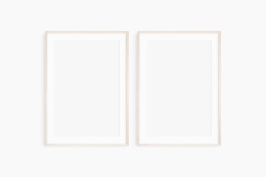 Çerçeve modeli 5x7, 50x70, A4, A3, A2, A1. İki tane ince, hafif ahşap çerçeve. Galeri duvarı maketi, 2 kare set. Temiz, modern, minimalist, parlak. Portre. Dikey. Passepartout / mat açılışı 2: 3 çerçeve oranı.