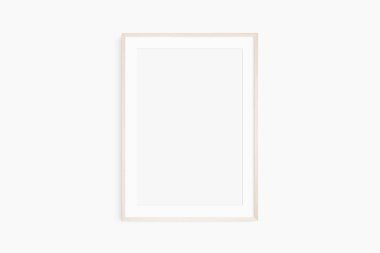 Çerçeve modeli 5x7, 50x70, A4, A3, A2, A1. Tek hafif ahşap çerçeve modeli. Temiz, modern, minimalist, parlak. Portre. Dikey. Passepartout / mat açılışı 2: 3 çerçeve oranı.