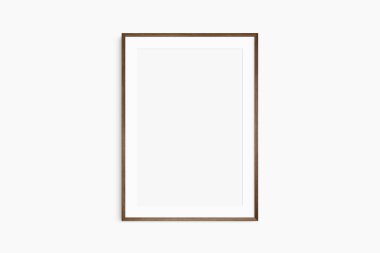 Çerçeve modeli 5x7, 50x70, A4, A3, A2, A1. Tek koyu kahverengi ceviz ağacından çerçeve modeli. Temiz, modern, minimalist, parlak. Portre. Dikey. Passepartout / mat açılışı 2: 3 çerçeve oranı.