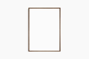 Çerçeve modeli 5x7, 50x70, A4, A3, A2, A1. Tek koyu kahverengi ceviz ağacından çerçeve modeli. Temiz, modern, minimalist, parlak. Portre. Dikey.