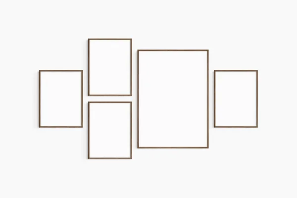 画廊墙上的模型 一套五套深色核桃木架 画廊壁架模型 一个50X70 和四个30X40 木制框架 — 图库照片
