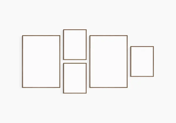 画廊墙上的模型 一套五套深色核桃木架 画廊壁架模型 2架50X70 和3架30X40 木制框架 — 图库照片