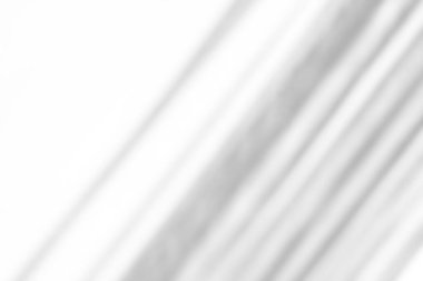 Beyaz arkaplan üzerinde gölge örtüsü etkisi. Pencere gölgeli soyut güneş ışığı arkaplanı.