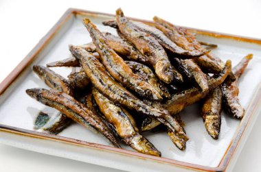 Japon yemeği, tatlı ve baharatlı kızarmış Kibinago Karaage, kızarmış gümüş çizgili ringa balığı.