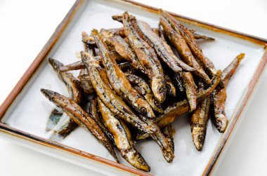 Japon yemeği, tatlı ve baharatlı kızarmış Kibinago Karaage, kızarmış gümüş çizgili ringa balığı.