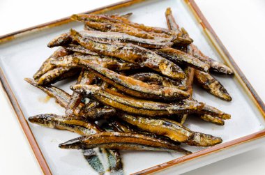 Japon yemeği, tatlı ve baharatlı kızarmış Kibinago Karaage, kızarmış gümüş çizgili ringa balığı.