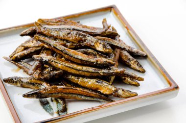 Japon yemeği, tatlı ve baharatlı kızarmış Kibinago Karaage, kızarmış gümüş çizgili ringa balığı.