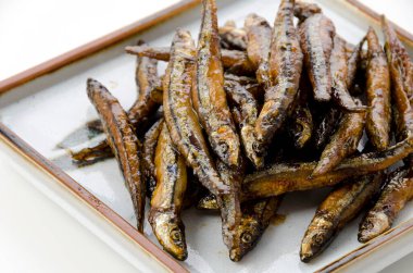 Japon yemeği, tatlı ve baharatlı kızarmış Kibinago Karaage, kızarmış gümüş çizgili ringa balığı.