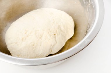 Hamuru paslanmaz çelik bir kaseye koy.