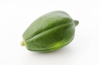 Beyaz arkaplanda yeşil papaya