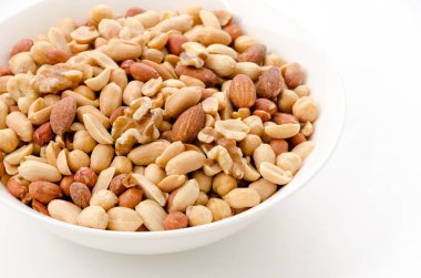 beyaz arka plan üzerinde beyaz kase karışık fındık