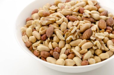 beyaz arka plan üzerinde beyaz kase karışık fındık