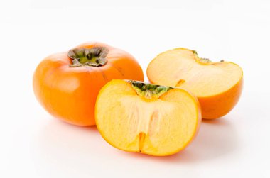 Beyaz arka planda Kaki ve Persimmon meyveleri