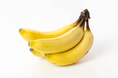 Beyaz arkaplanda izole edilmiş muz sürüsü