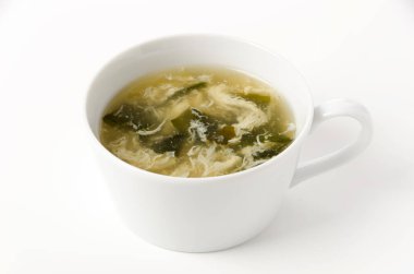 Beyaz arka planda Wakame yosun yumurtası çorbası.