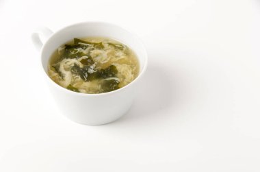 Beyaz arka planda Wakame yosun yumurtası çorbası.