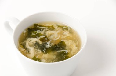 Beyaz arka planda Wakame yosun yumurtası çorbası.