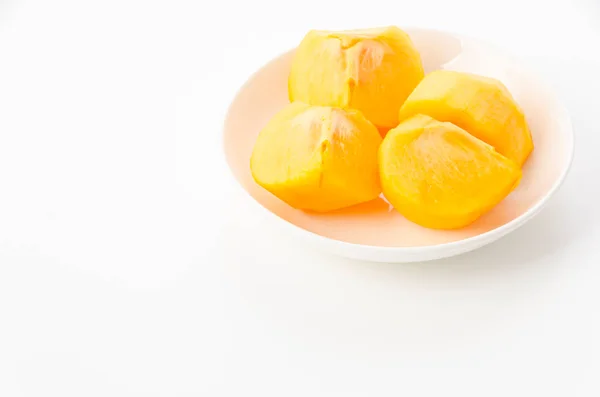 白を基調とした白い器の中のおいしい柿の切り身 — ストック写真