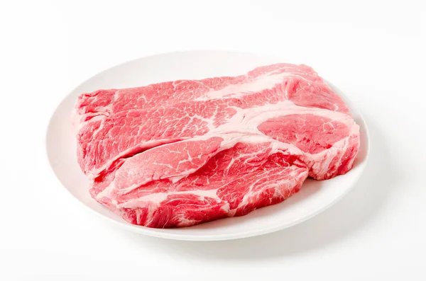 白盘上的新鲜生牛肉牛排 背景为白色 — 图库照片