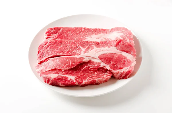 Čerstvé Syrové Hovězí Steak Bílém Talíři Bílém Pozadí — Stock fotografie