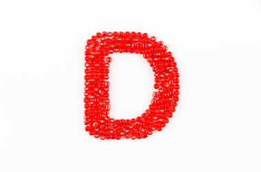 Beyaz zemin üzerinde kırmızı boncuklar alfabesi