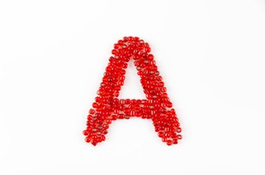 Beyaz zemin üzerinde kırmızı boncuklar alfabesi A