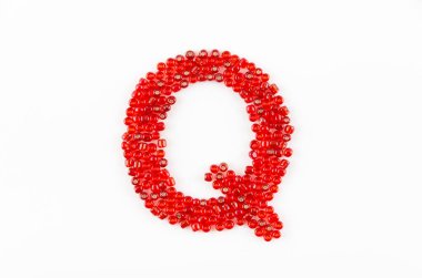 Beyaz zemin üzerinde kırmızı boncuklar alfabesi Q