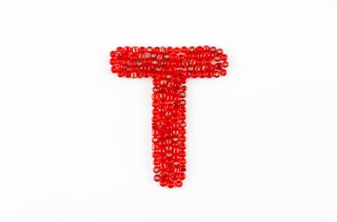 Beyaz arkaplanda kırmızı boncukların alfabesi