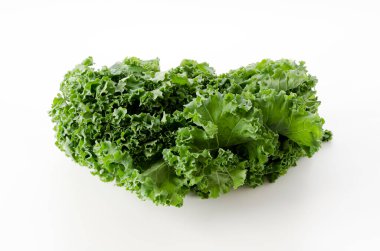 Beyaz arka planda taze kıvırcık lahana