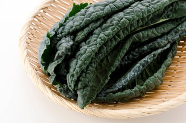 Siyah lahana beyaz arka planda bambu elek