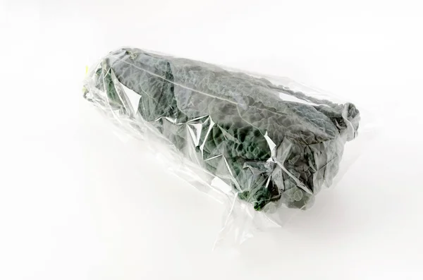 Μαύρο Λάχανο Πλαστική Σακούλα Λευκό Φόντο — Φωτογραφία Αρχείου