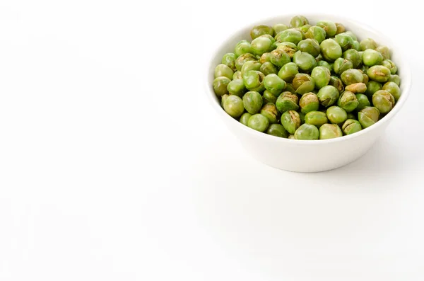 Gebratene Grüne Erbsen Weißer Schüssel Auf Weißem Hintergrund — Stockfoto