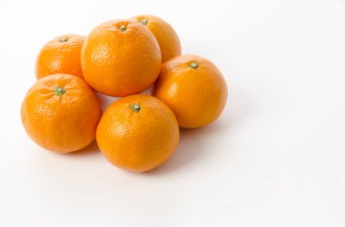 Beyaz arka planda taze Citrus iyo, Iyokan adı verilen Japon narenciye meyveleri.