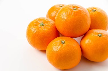 Beyaz arka planda taze Citrus iyo, Iyokan adı verilen Japon narenciye meyveleri.