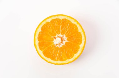 Beyaz arka planda taze Citrus iyo, Iyokan adı verilen Japon narenciye meyveleri.