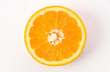 Beyaz arka planda taze Citrus iyo, Iyokan adı verilen Japon narenciye meyveleri.