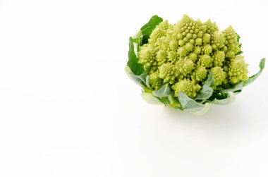 Beyaz arka planda taze sebzeli Romanesco brokoli
