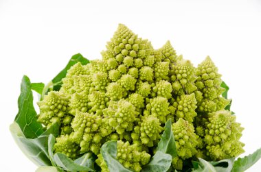 Beyaz arka planda taze sebzeli Romanesco brokoli