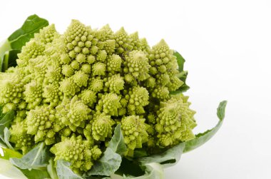 Beyaz arka planda taze sebzeli Romanesco brokoli