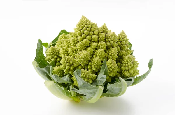 Beyaz arka planda taze sebzeli Romanesco brokoli