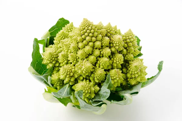 Beyaz arka planda taze sebzeli Romanesco brokoli