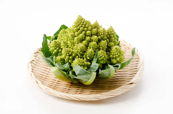 Beyaz arka planda bambu elek üzerine taze sebze brokoli.