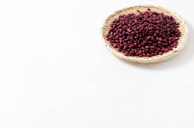 Beyaz arka planda bambu elek üzerinde taze kırmızı fasulye.