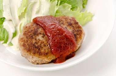 Hamburg bifteği ve taze marul.