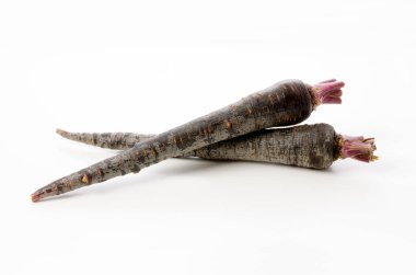 Beyaz arka planda siyah havuç