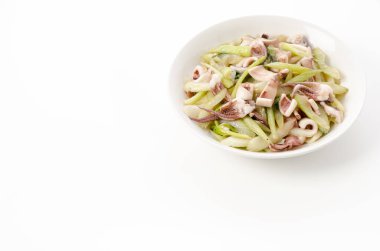 Karıştırılmış Japon uçan kalamar ve kereviz.