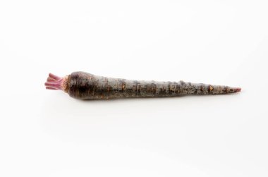 Beyaz arka planda siyah havuç