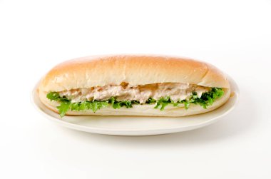 Beyaz arka planda ton balıklı sandviç.