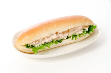 Beyaz arka planda ton balıklı sandviç.